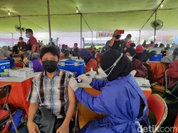 Antusiasme Warga Surabaya Vaksinasi COVID-19 di Gelora Pancasila