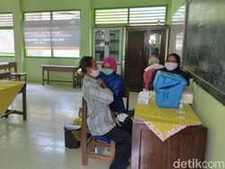 Hemat Anggaran, Vaksinasi di Malang Digelar di Gedung Sekolah