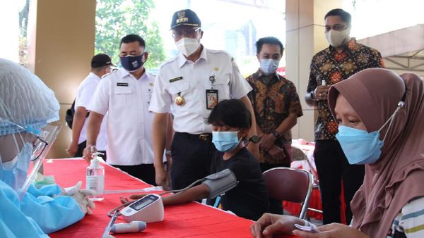 Walkot Jakarta Pusat Tinjau Vaksinasi di Petamburan