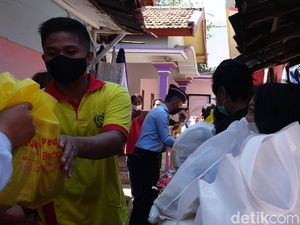 Warga Binaan Lapas Kota Probolinggo Bagikan Sembako ke Warga Terdampak Pandemi