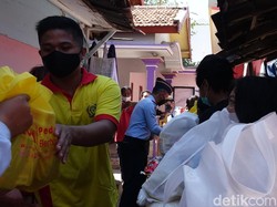 Warga Binaan Lapas Kota Probolinggo Bagikan Sembako ke Warga Terdampak Pandemi