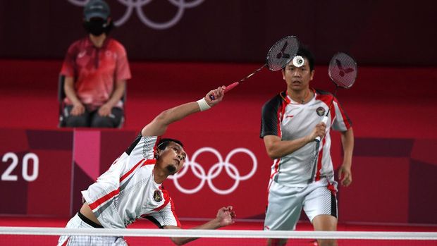 Pebulutangkis ganda putra Indonesia Mohammad Ahsan/Hendra Setiawan mengembalikan kok ke arah ganda putra Taiwan Lee Yang/Wang Chi-Lin dalam semifinal Olimpiade Tokyo 2020, di Musashino Forest Sport Plaza, Tokyo, Jepang, Jumat (30/7/2021). ANTARA FOTO/Sigid Kurniawan/aww.