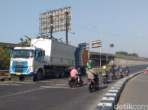 Banyak Pemotor ke Jalan Tol Dekat Penyekatan Bundaran Waru, Ini Upaya Polisi Banyak Pemotor ke Jalan Tol Dekat Penyekatan Bundaran Waru, Ini Upaya Polisi