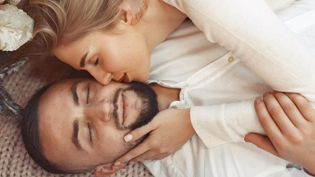 Di masa pandemi ini, sangat penting untuk meningkatkan daya tahan tubuh. Nah, salah satu caranya adalah dengan berpelukan bersama pasangan setelah berhubungan intim.