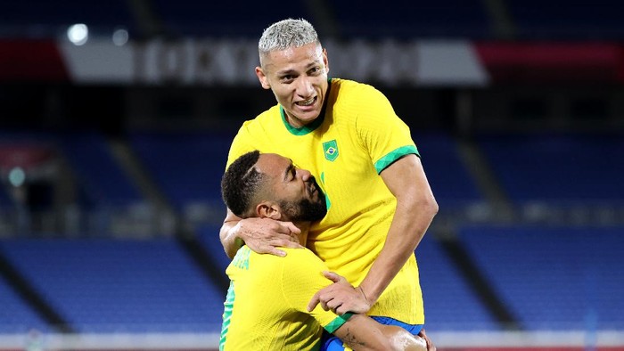 YOKOHAMA, JAPAN - JULY 22: Richarlison #10 of Team Brazil celebrates with Matheus Cunha #9 after scoring their sides second goal during the Mens First Round Group D match between Brazil and Germany during the Tokyo 2020 Olympic Games at International Stadium Yokohama on July 22, 2021 in Yokohama, Tokyo, Japan. (Photo by Toru Hanai/Getty Images)
