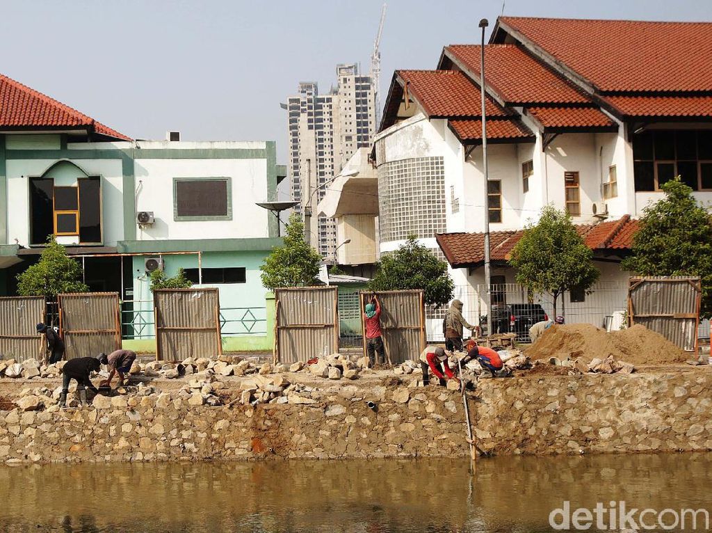 Penurapan Anak Sungai Bekasi untuk Cegah Longsor Penurapan Anak Sungai Bekasi untuk Cegah Longsor