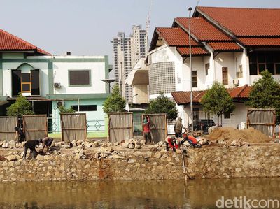 Penurapan Anak Sungai Bekasi untuk Cegah Longsor