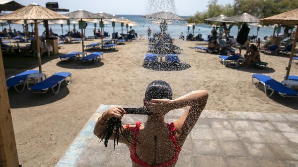 Dihantam Gelombang Panas, Warga Yunani Serbu Pantai-Pancuran Umum