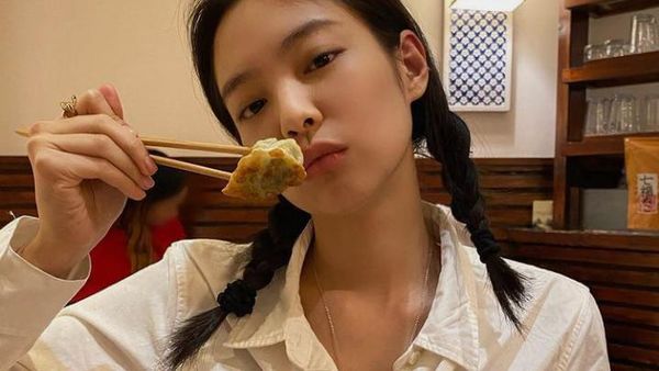 Pose Manis Jennie Blackpink Saat Ngemil Burger hingga Es Krim