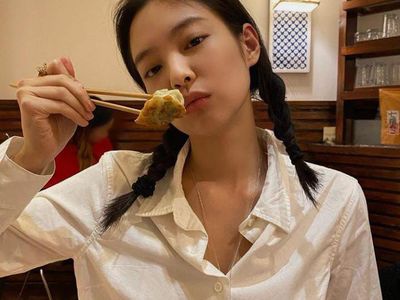 Pose Manis Jennie Blackpink Saat Ngemil Burger hingga Es Krim