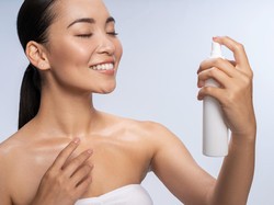 Rekomendasi Sunscreen Spray untuk Kulit Berminyak, Praktis untuk Reapply