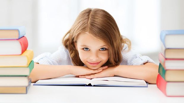 ilustrasi membaca education and school concept - smiling little student girl with many books at school
