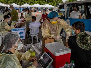 Ribuan Warga Filipina Ramai-ramai Ikut Vaksinasi Covid, Takut BLT Dicabut