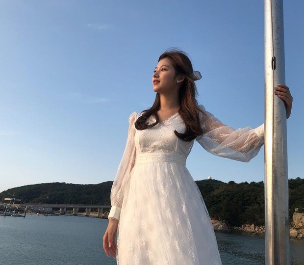 Inspirasi Outfit ala Sana TWICE/Foto: instagram.com/twicetagram Sana TWICE menggunakan dress putih