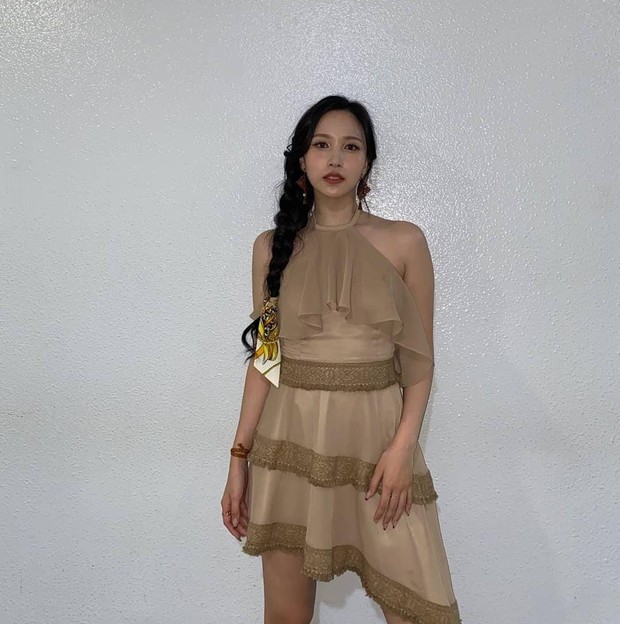 Mina TWICE menggunakan outfit summer