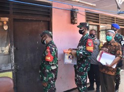 KSAD Bagikan 650 Paket Sembako ke Warga yang Isoman di Jaksel