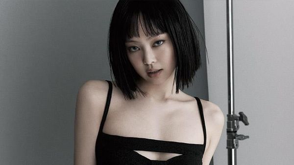 8 Potret Memesona Jennie BLACKPINK Serba Hitam, Kenakan Wig ala Nanno