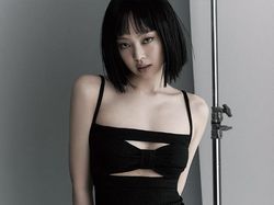 8 Potret Memesona Jennie BLACKPINK Serba Hitam, Kenakan Wig ala Nanno