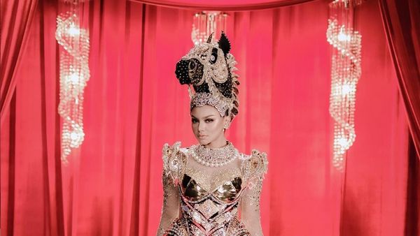 6 Potret Menawan Jihane Almira dengan Kostum Nasional Bertema Kuda NTT