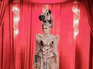 6 Potret Menawan Jihane Almira dengan Kostum Nasional Bertema Kuda NTT