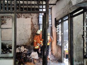 Kebakaran Perumahan Dosen ITS Tewaskan Anak 6 tahun, Korban Terkunci di Kamar Kebakaran Perumahan Dosen ITS Tewaskan Anak 6 tahun, Korban Terkunci di Kamar
