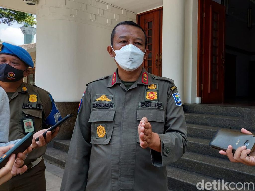 Makan Lebih dari 20 Menit, Sejumlah Warga Bandung Kena Tegur Satpol PP Makan Lebih dari 20 Menit, Sejumlah Warga Bandung Kena Tegur Satpol PP