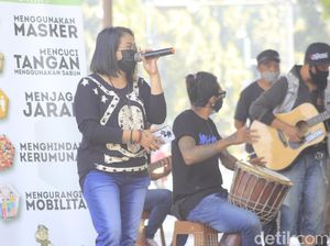 Kampanye Prokes COVID Lewat Nyanyian Musisi Jalanan Bandung Kampanye Prokes COVID Lewat Nyanyian Musisi Jalanan Bandung