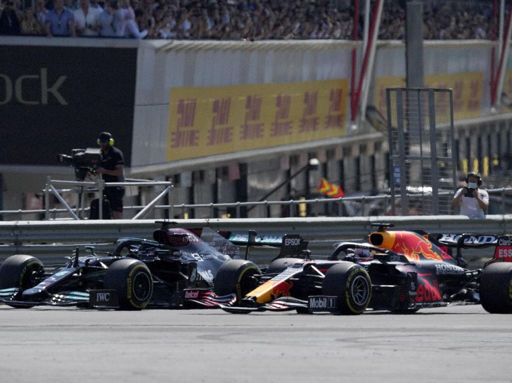 FIA Tolak Permintaan Red Bull untuk Perberat Hukuman Hamilton di GP Inggris FIA Tolak Permintaan Red Bull untuk Perberat Hukuman Hamilton di GP Inggris