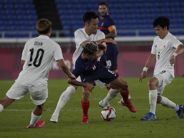 Frances Enzo le Fee, (10), fights for the ball with Japans Maya Yoshida during a mens soccer match at the 2020 Summer Olympics, Wednesday, July 28, 2021, in Yokohama. (AP Photo/Kiichiro Sato)