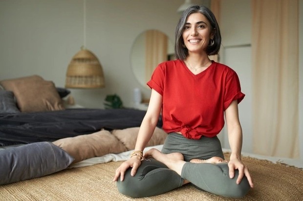 Meditasi untuk mengatasi overthinking/ Foto: Freepik.com Meditasi untuk mengatasi overthinking/ Foto: Freepik.com