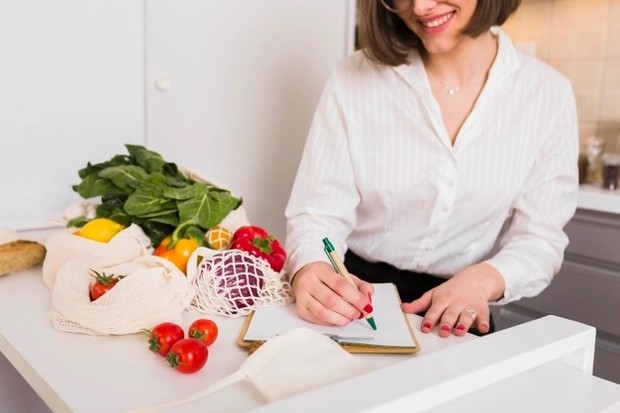 Membuat daftar belanjaan dalam frugal living/ Foto: Freepik.com