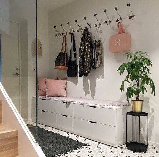 Menggunakan wadah-wadah penyimpanan bisa menjadi kunci dalam menata kamar tidur sempit sederhana.