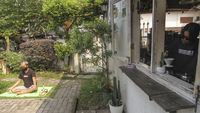 Tingkatkan Imun, Kafe Ini Tawarkan Minum Kopi Sambil Berjemur