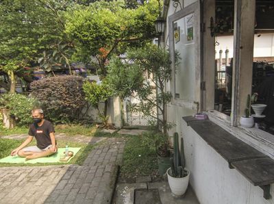 Tingkatkan Imun, Kafe Ini Tawarkan Minum Kopi Sambil Berjemur