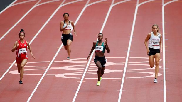 Tokyo 2020 Olympics - Athletics - Women's 100m - Preliminary Round - OLS - Olympic Stadium, Tokyo, Japan - July 30, 2021. Alvin Tehupeiory of Indonesia, Asimenye Simwaka of Malawi and Hanna Barakat of the Palestinian Territories in action REUTERS/Phil Noble