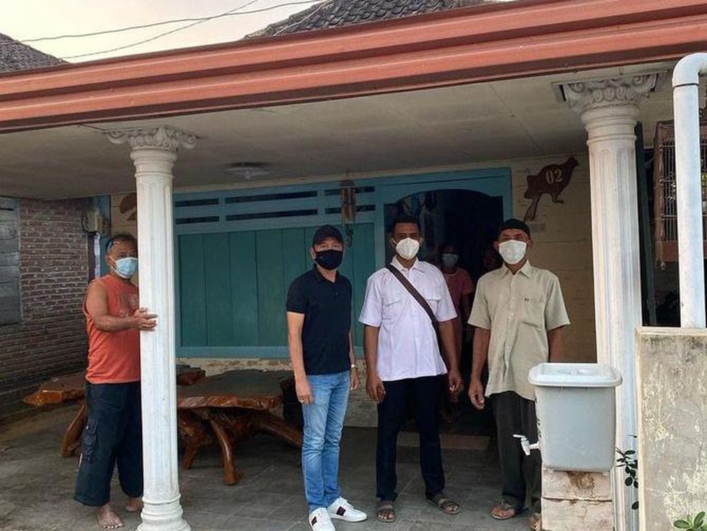 Ortu Ayu Ting Ting Datangi Rumah Pembully Saat PPKM hingga Wafer Isi Silet Ortu Ayu Ting Ting Datangi Rumah Pembully Saat PPKM hingga Wafer Isi Silet