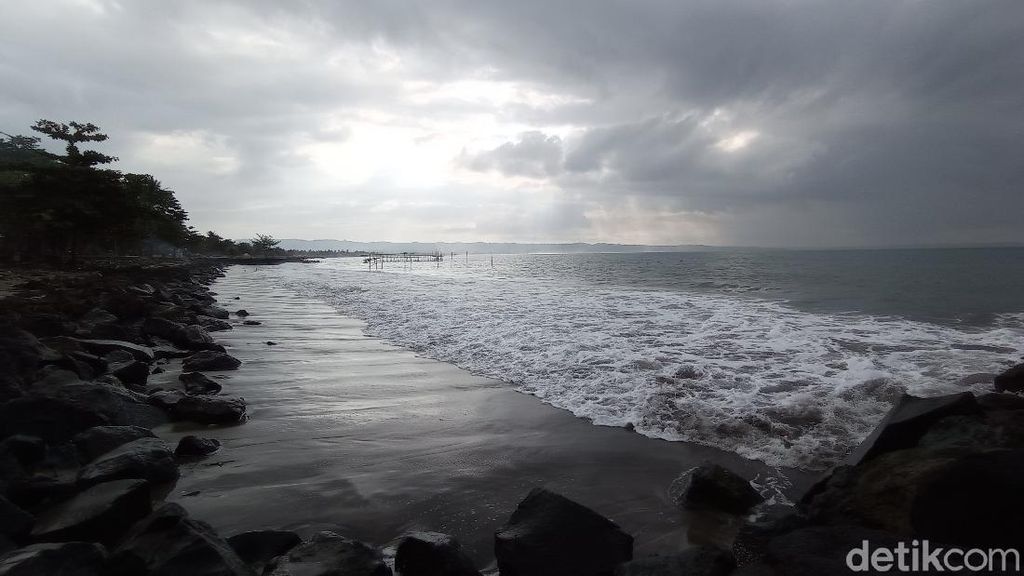Foto: Pantai Pangandaran Tampak Muram Tanpa Wisatawan