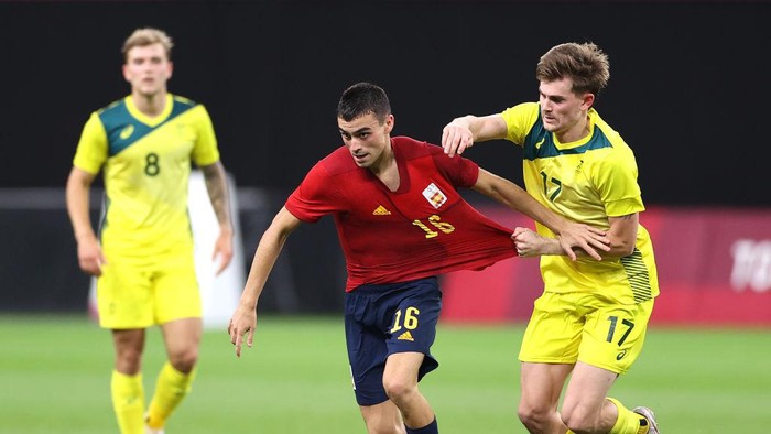 SAPPORO, JAPAN - JULY 25: Pedri Gonzalez #16 of Team Spain is challenged by Connor Metcalfe #17 of Team Australia during the Mens First Round Group C match between Australia and Spain on day two of the Tokyo 2020 Olympic Games at Sapporo Dome on July 25, 2021 in Sapporo, Hokkaido, Japan. (Photo by Masashi Hara/Getty Images)