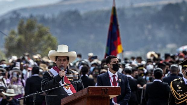 Peruvian President Pedro Castillo delivers a speech during a symbolic presidential investure ceremony at Pampa de la Quinua in Ayacucho, southern Peru, on July 29, 2021. - Peru's new president, leftist Pedro Castillo, appointed Guido Bellido as the new Prime Minister in a symbolic ceremony with foreign dignitaries at the Pampa de la Quinua, site of the Battle of Ayacucho on December 9, 1824, which sealed the independence of Peru and the rest of Hispanic America. (Photo by ERNESTO BENAVIDES / AFP)