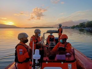 Tim SAR Lanjut Cari Penumpang Kapal Feri yang Terjun di Selat Bali Tim SAR Lanjut Cari Penumpang Kapal Feri yang Terjun di Selat Bali
