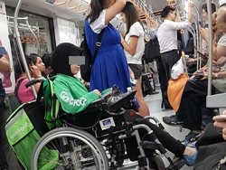 Salut! 5 Kurir Pengantar Makanan Ini Antarkan Pesanan pakai Kursi Roda