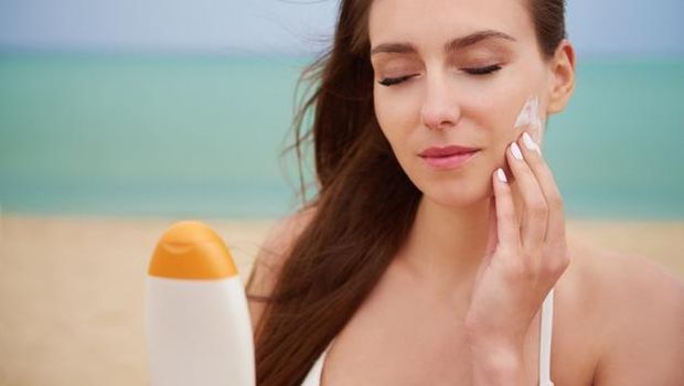 Penggunaan sunscreen saat berjemur/Foto: freepik.com
