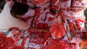 Penjual Bendera Musiman Mulai Marak Jelang Agustusan