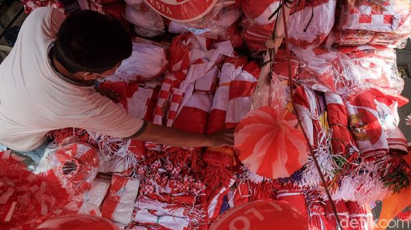 Penjual Bendera Musiman Mulai Marak Jelang Agustusan