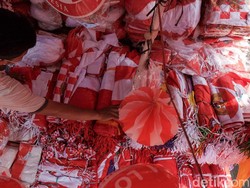Video: Seberapa Cuan Pedagang Bendera Sekarang?