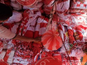 Penjual Bendera Musiman Mulai Marak Jelang Agustusan Penjual Bendera Musiman Mulai Marak Jelang Agustusan