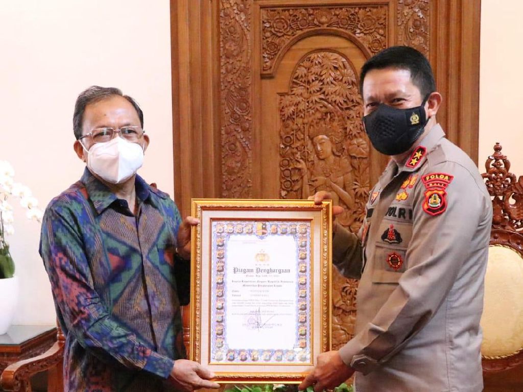 Gubernur Bali Terima Penghargaan Penerapan PPKM Mikro Terbaik dari Kapolri Gubernur Bali Terima Penghargaan Penerapan PPKM Mikro Terbaik dari Kapolri