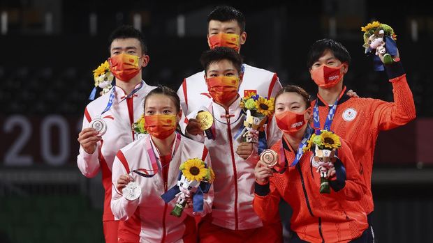 Tokyo 2020 Olympics - Badminton - Mixed Doubles - Medal Ceremony - MFS - Musashino Forest Sport Plaza, Tokyo, Japan – July 30, 2021. Gold medallists Wang Yilyu of China and Huang Dongping of China, silver medallists Zheng Siwei of China and Huang Yaqiong of China and bronze medallists Yuta Watanabe and Arisa Higashino of Japan pose with their medals. REUTERS/Leonhard Foeger