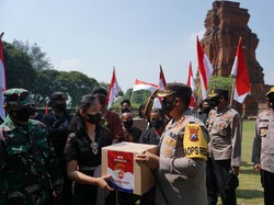 Pekerja Seni Mojokerto Kibarkan Bendera Merah Putih Meski Terpukul Pandemi