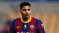 Ronald Araujo belum memperpanjang kontrak di Barcelona yang akan habis pada tahun 2023 nanti. Masih berusia 23 tahun, Setan Merah bisa saja merayunya (Getty Images)